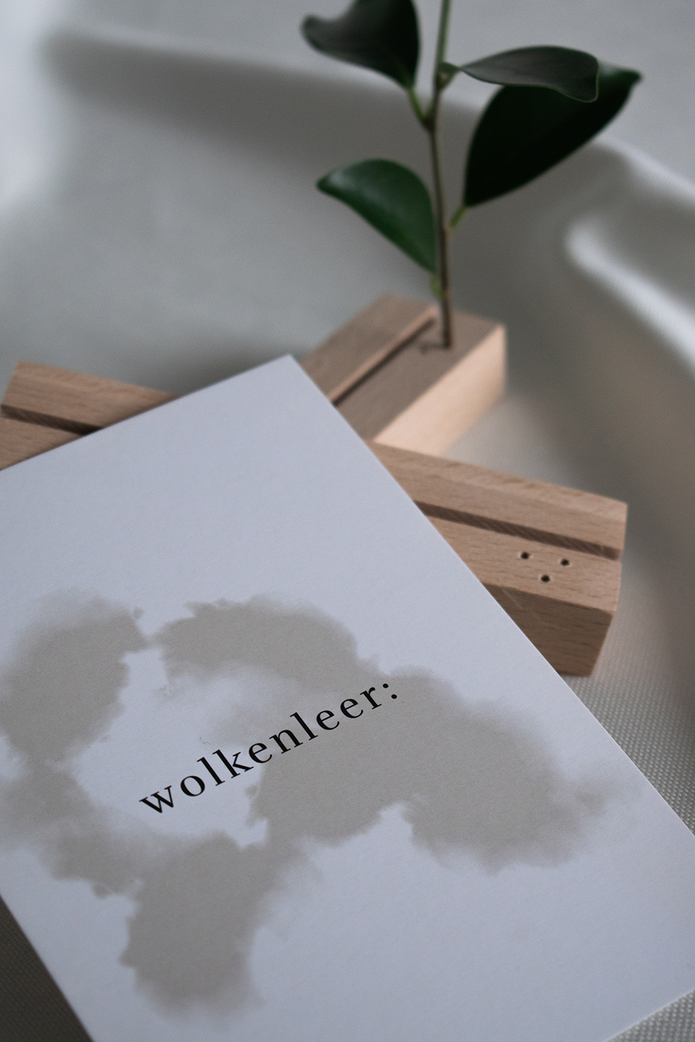 Wolkenleer_Moderne Postkarten mit Spruch und Kartenhalter aus Buchenholz_ayvye_0644