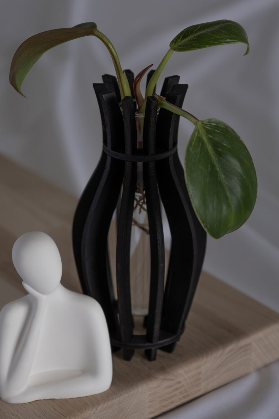 Aby und Aena – Elegante Vase aus nachhaltigem Holz und Schlichte Dekofigur in Weiß_ayvye_0741